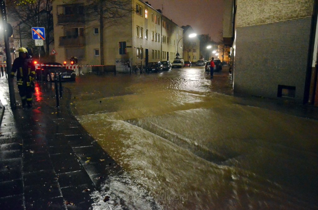 Massiver Wasserrohrbruch Koeln Muelheim Windmuehlenstr Papageienstr P186.JPG - Miklos Laubert